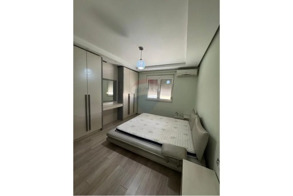 Tirane, jepet me qera apartament 3+1 , 128 m² 2.000 € (Bllok)