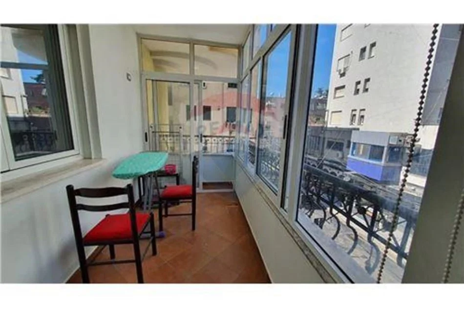 Tirane, jepet me qera apartament 3+1 , 128 m² 2.000 € (Bllok)