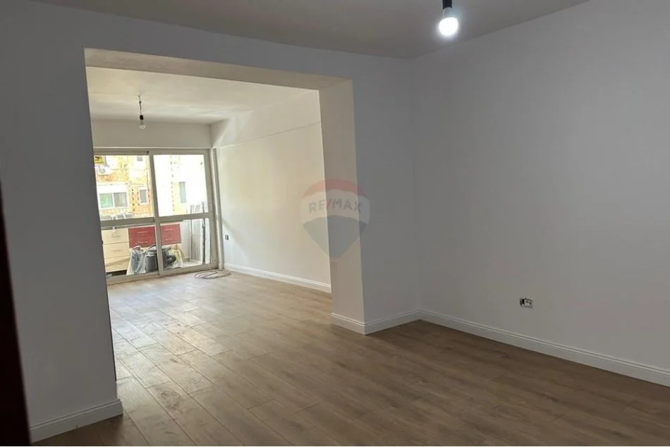Tirane, jepet me qera zyre , 96 m² 1.000 € (Bllok)