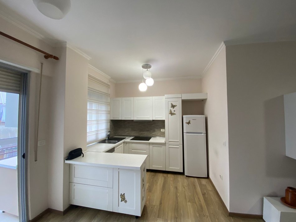 Tirane, jepet me qera apartament 2+1+Aneks+Ballkon Kati 4, 120 m² 700 € (LIQENI I THATE TIRANE)