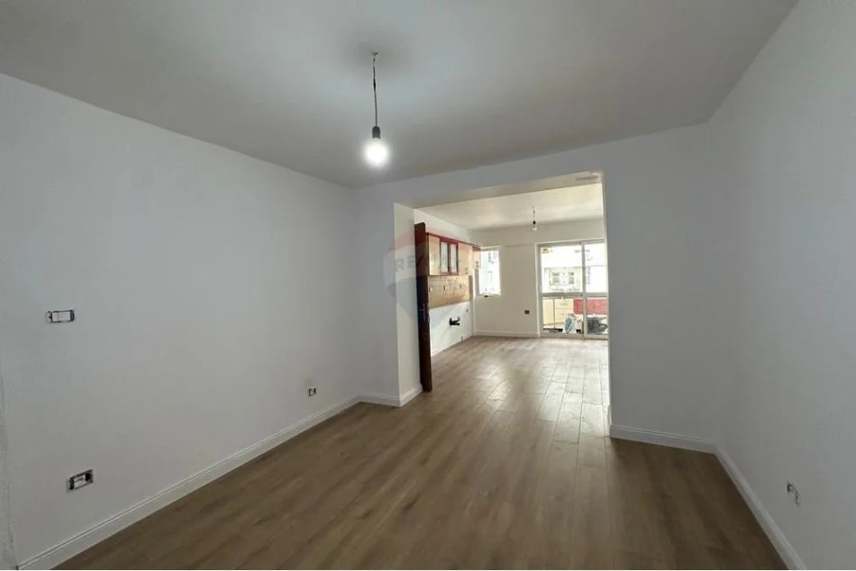 Tirane, jepet me qera zyre , 96 m² 1.000 € (Bllok)
