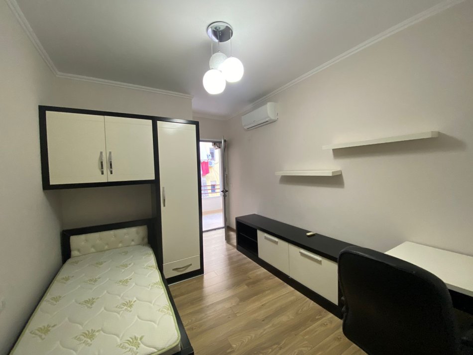 Tirane, jepet me qera apartament 2+1+Aneks+Ballkon Kati 4, 120 m² 700 € (LIQENI I THATE TIRANE)