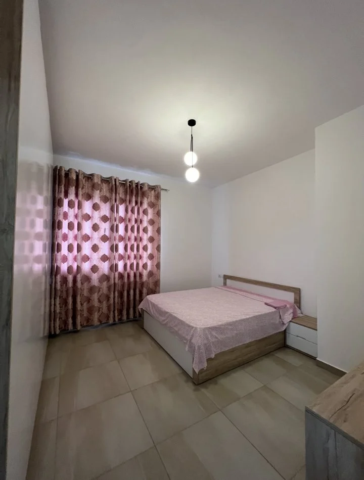 Tirane, jepet me qera apartament 1+1+Ballkon Kati 2, 71 m² 450 € (Kopshti botanik)