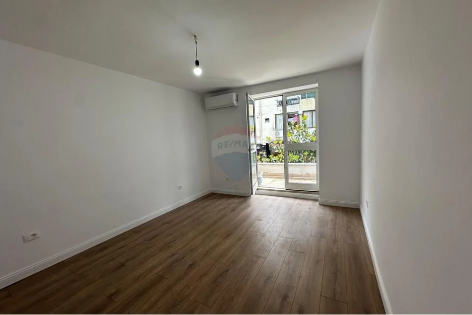 Tirane, jepet me qera zyre , 96 m² 1.000 € (Bllok)
