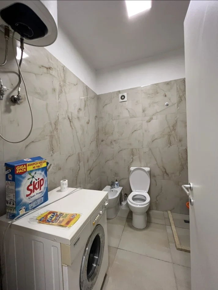 Tirane, jepet me qera apartament 1+1+Ballkon Kati 2, 71 m² 450 € (Kopshti botanik)