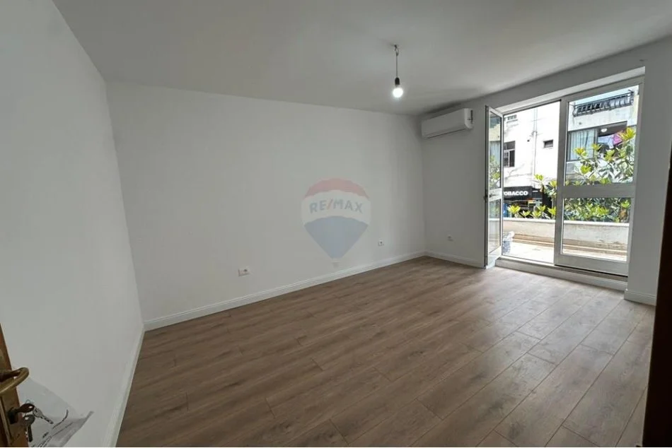 Tirane, jepet me qera zyre , 96 m² 1.000 € (Bllok)