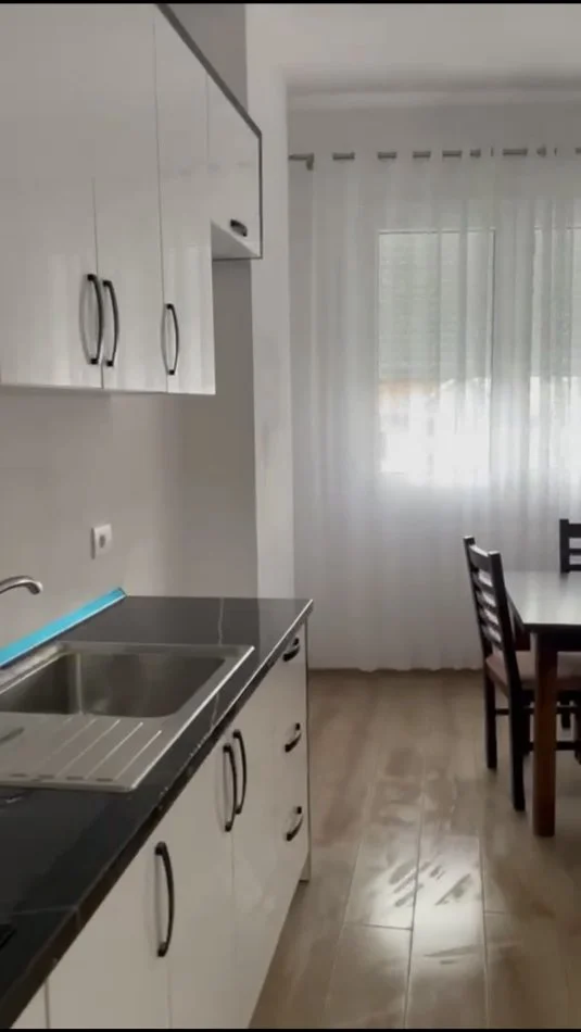 Tirane, jepet me qera apartament 2+1 , 90 m² 400 € 