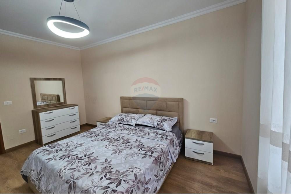 Tirane, jepet me qera apartament 1+1+Ballkon Kati 8, 76 m² 400 € (Teodor Keko)