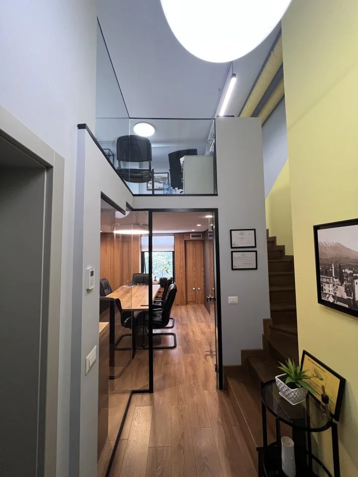 Tirane, jepet me qera zyre Kati 2, 60 m² 1.200 € (9 katshet)