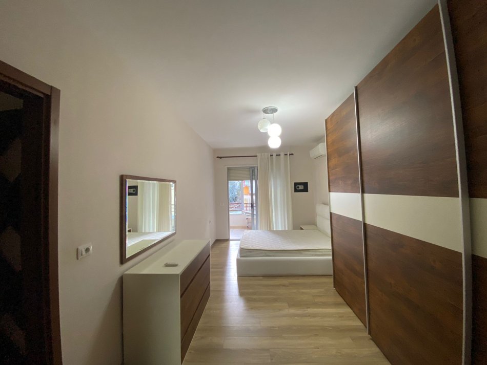 Tirane, jepet me qera apartament 2+1+Aneks+Ballkon Kati 4, 120 m² 700 € (LIQENI I THATE TIRANE)