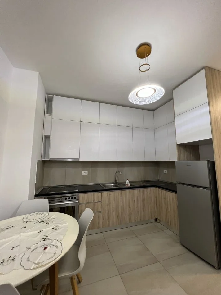 Tirane, jepet me qera apartament 1+1+Ballkon Kati 2, 71 m² 450 € (Kopshti botanik)