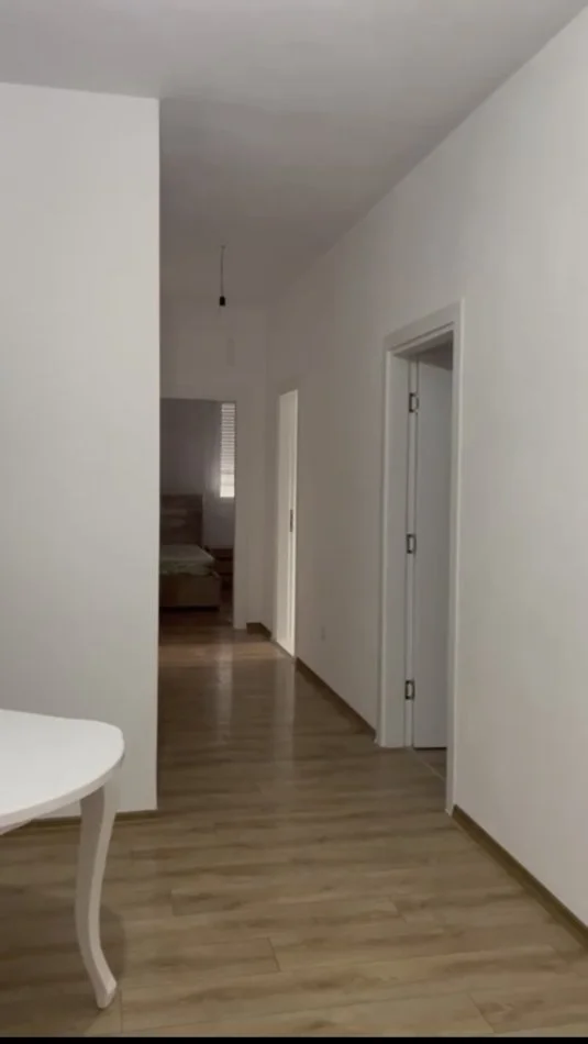 Tirane, jepet me qera apartament 2+1 , 90 m² 400 € 