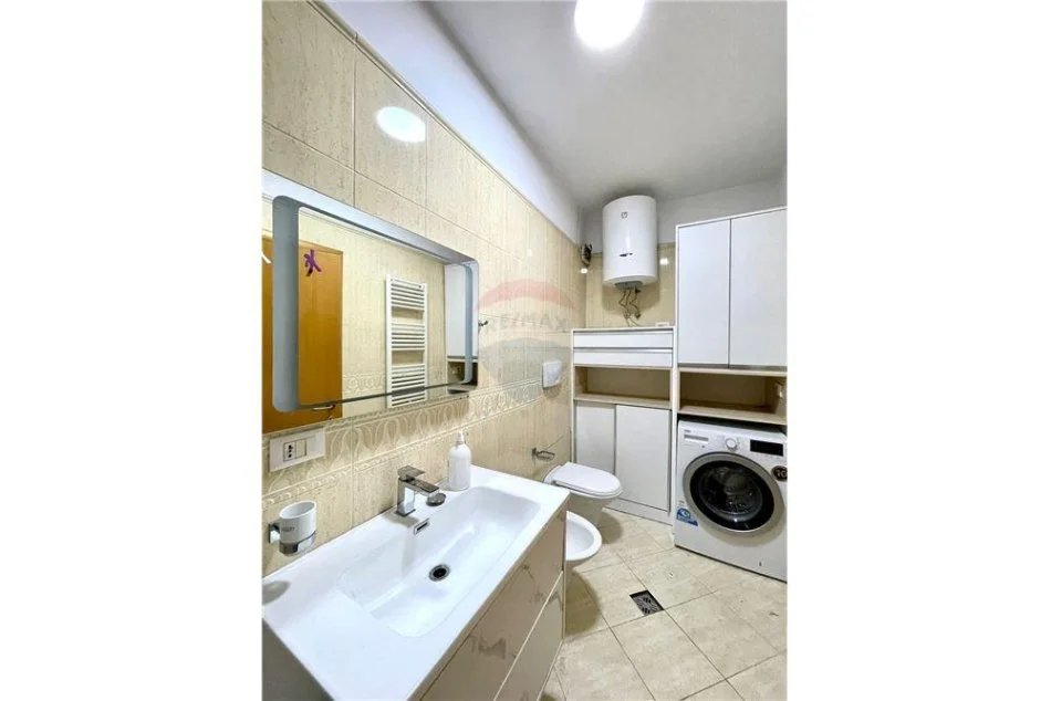 Tirane, jepet me qera apartament 1+1 , 70 m² 600 € (Kika 1)
