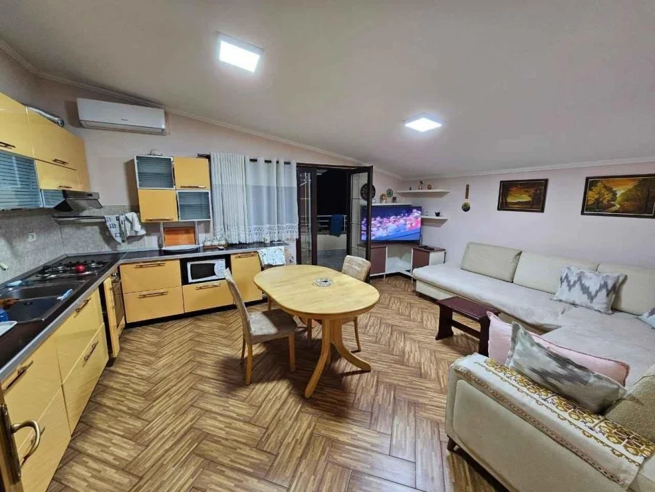 Shqiperi, jepet me qera apartament 2+1+Ballkon+parkim Kati 3, 91 m² 550 € (Ish Tregu Elektrik, Muzeu Shkencave te Natyres)