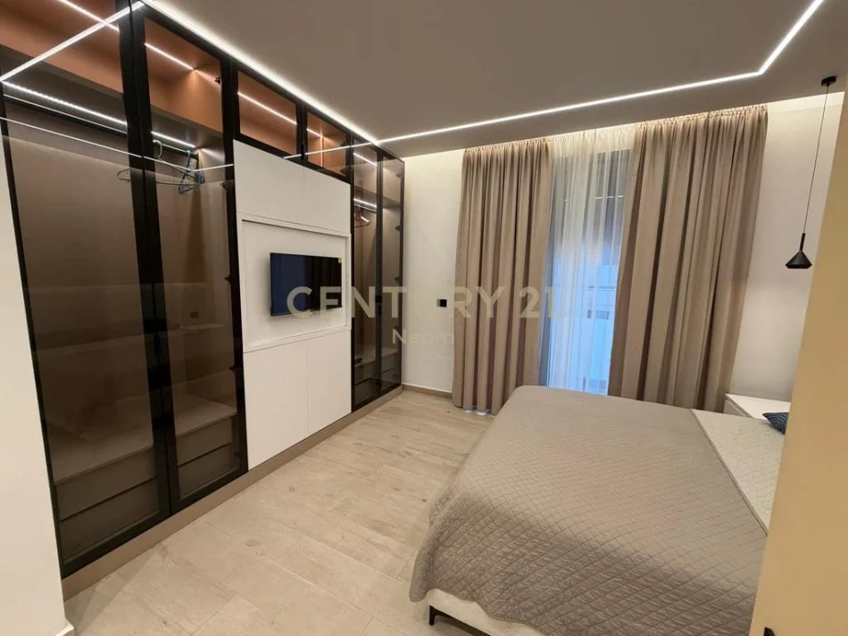 Tirane, jepet me qera apartament 2+1+Aneks+Ballkon Kati 1, 105 m² 1.700 € (Sofia)