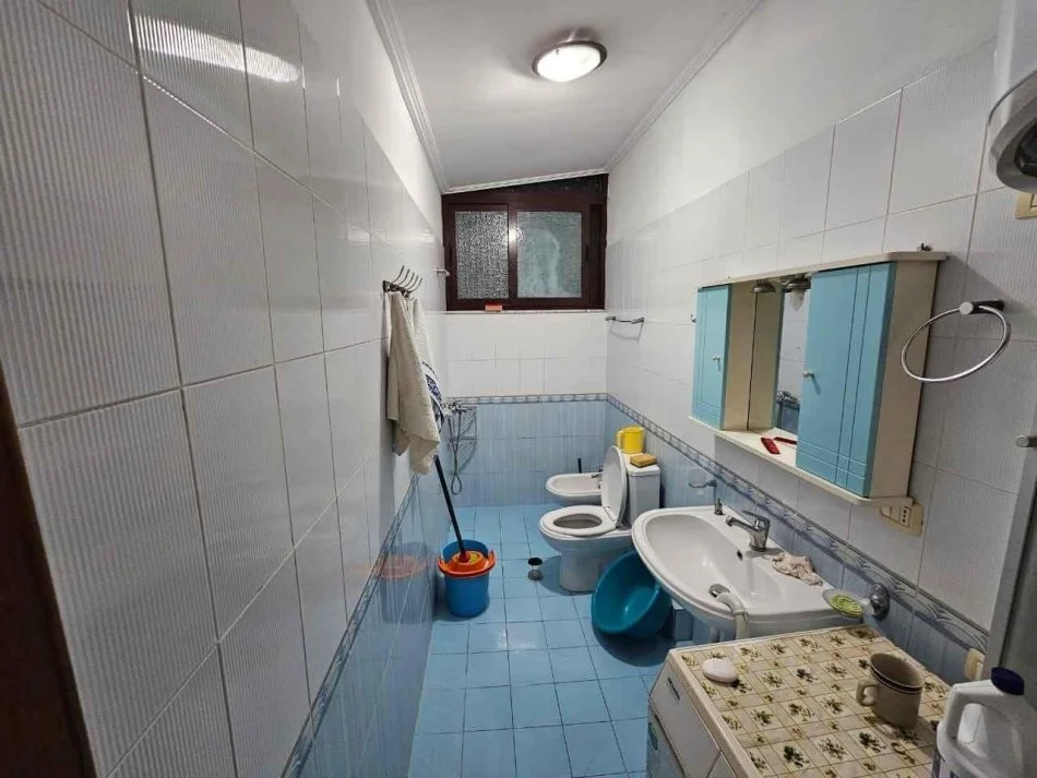 Shqiperi, jepet me qera apartament 2+1+Ballkon+parkim Kati 3, 91 m² 550 € (Ish Tregu Elektrik, Muzeu Shkencave te Natyres)