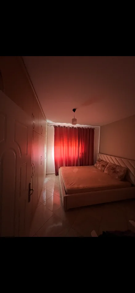 🏡 SHITET APARTAMENT 1+1 60 m2 + 16m2 VERANDË E SHFRYTËZUESHME – LAPRAKË (ZONË SHUMË E KËRKUAR)