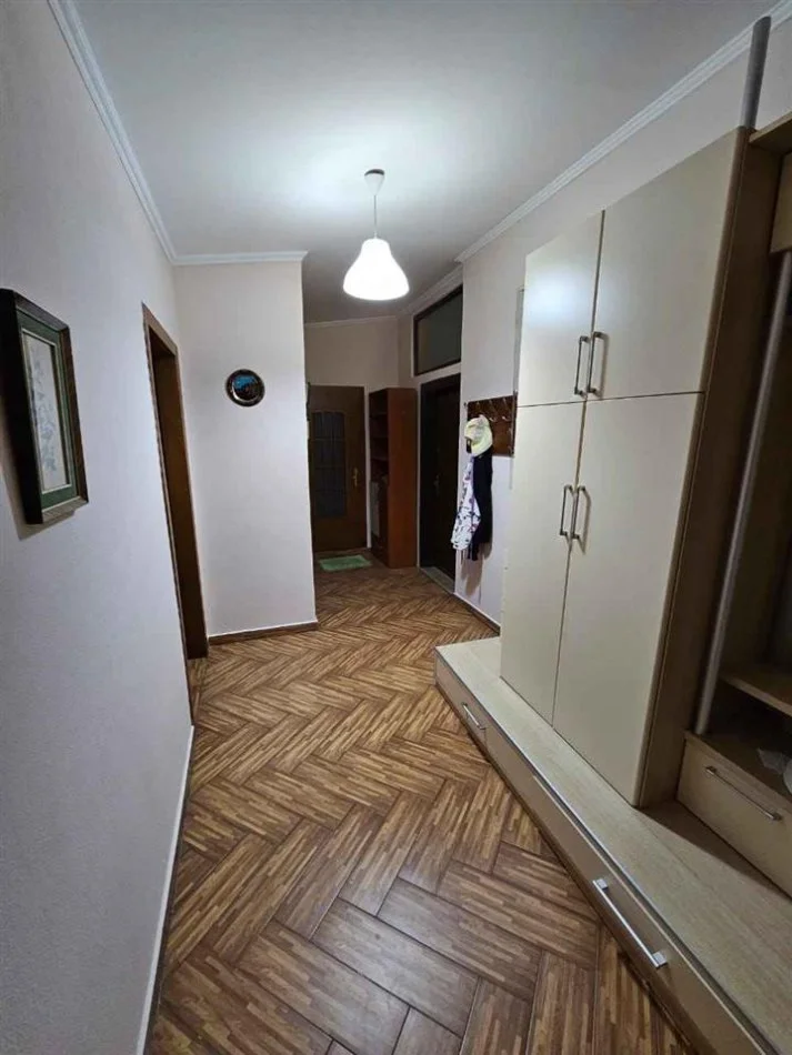 Shqiperi, jepet me qera apartament 2+1+Ballkon+parkim Kati 3, 91 m² 550 € (Ish Tregu Elektrik, Muzeu Shkencave te Natyres)