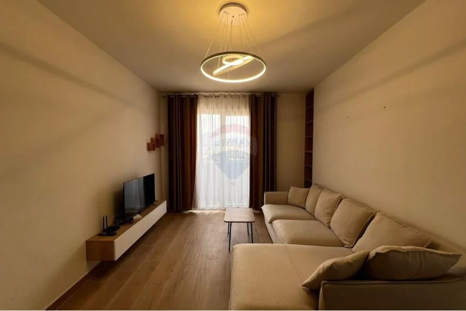 Tirane, jepet me qera apartament 1+1 , 70 m² 550 € (Golden park)