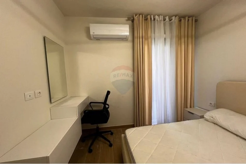 Tirane, jepet me qera apartament 1+1 , 70 m² 550 € (Golden park)