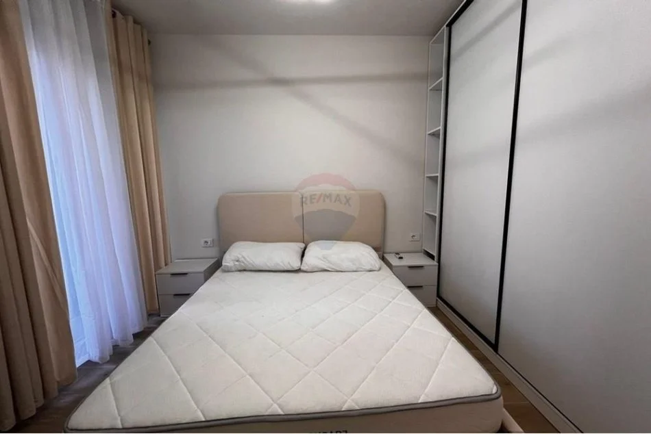 Tirane, jepet me qera apartament 1+1 , 70 m² 550 € (Golden park)