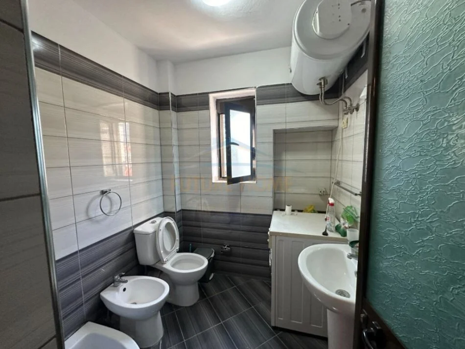 Tirane, shitet apartament 1+1+Ballkon Kati 3, 54 m² 88.000 € (Karl Gega)