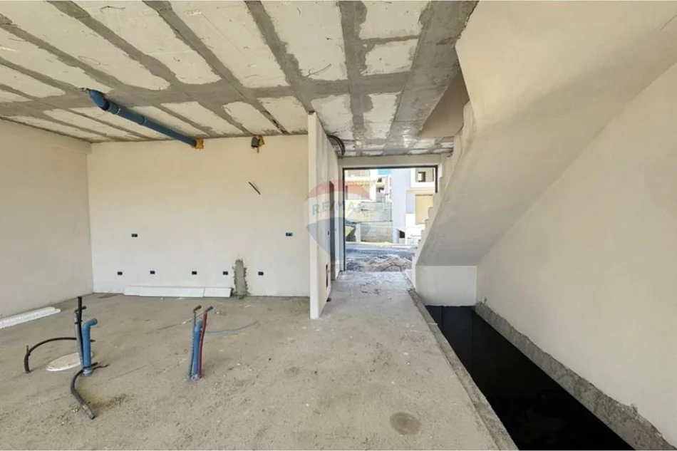 Tirane, shitet Vile 2 Katshe , 270 m² 500.000 € 