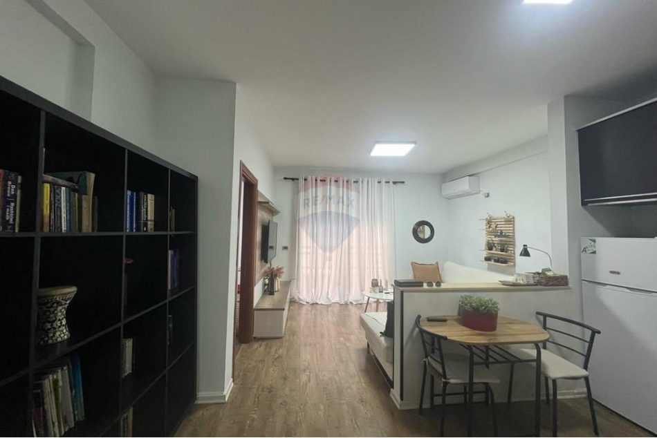 Tirane, jepet me qera apartament 1+1+Ballkon Kati 5, 72 m² 550 € (Vila Gold)
