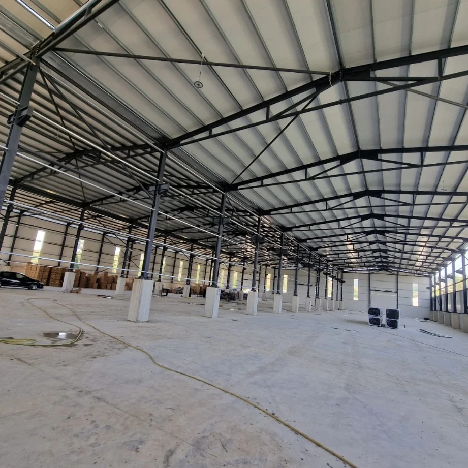 Tirane, jepet me qera magazine Kati 0, 1.300 m² 4.000 € 