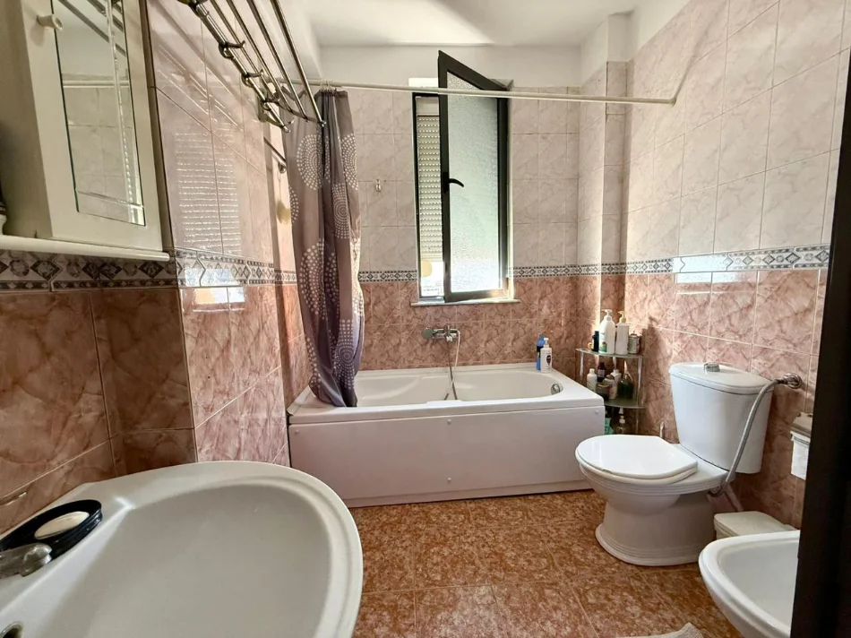 Tirane, shes apartament 2+1+Aneks+Ballkon 168.000 € (Prane stacionit te autobuzit te Big Market)