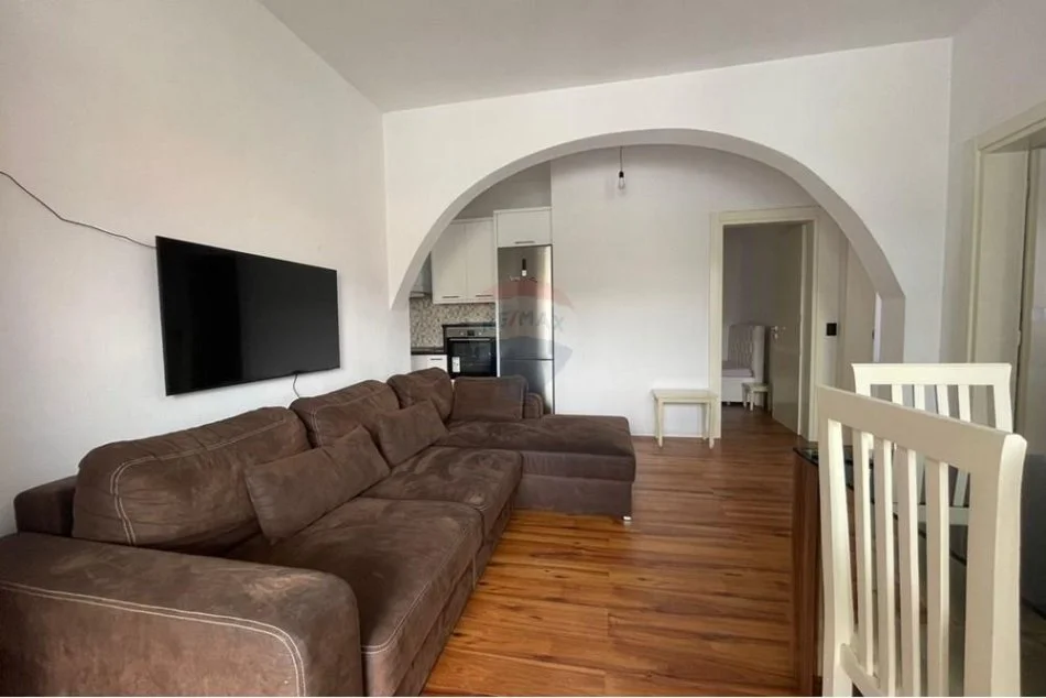 Tirane, jepet me qera apartament 3+1 Kati 3, 90 m² 400 € (Babrru)