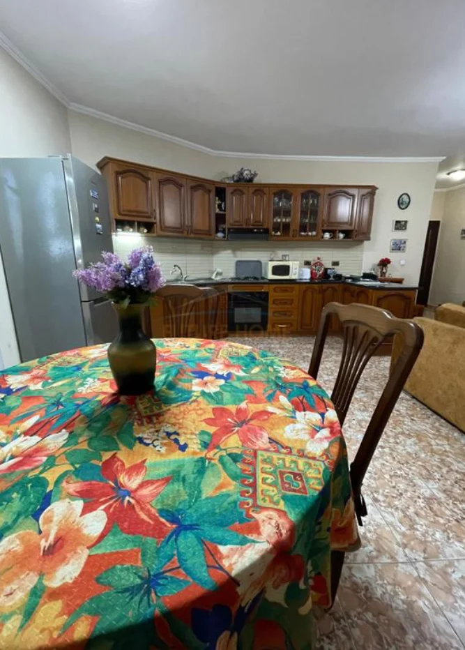 Tirane, shitet apartament 2+1+Ballkon Kati 3, 83 m² 160.000 € (Don Boskos prane kullave te Arabit)