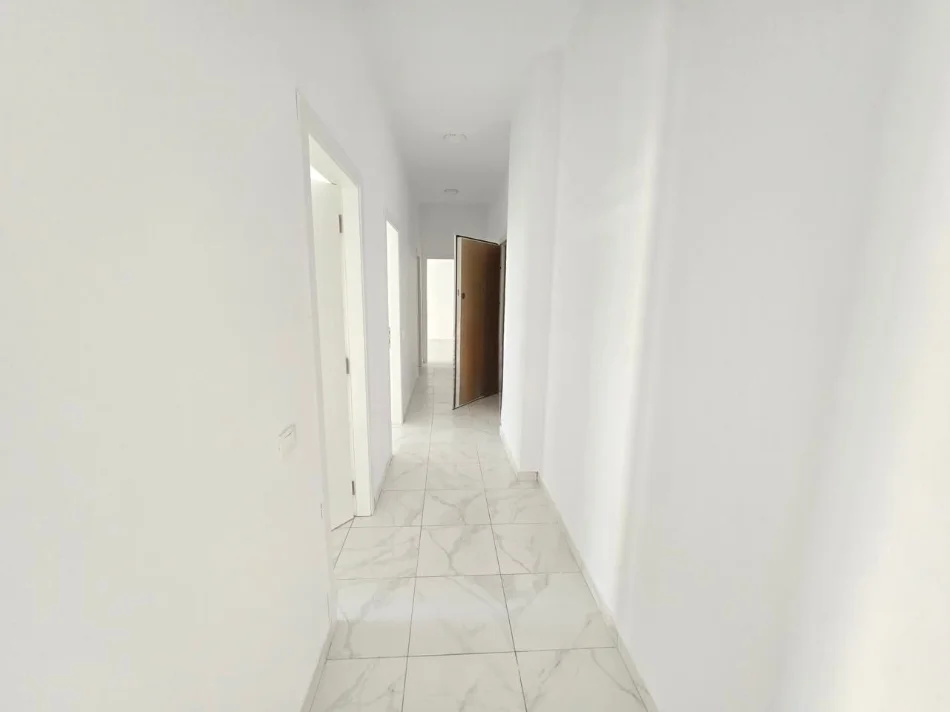 Tirane, jepet me qera zyre Kati 2, 111 m² 1.050 € (Pranë Square 21, Rruga Muhedin Llagami)