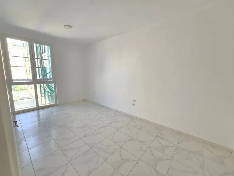 Tirane, jepet me qera zyre Kati 2, 111 m² 1.050 € (Pranë Square 21, Rruga Muhedin Llagami)