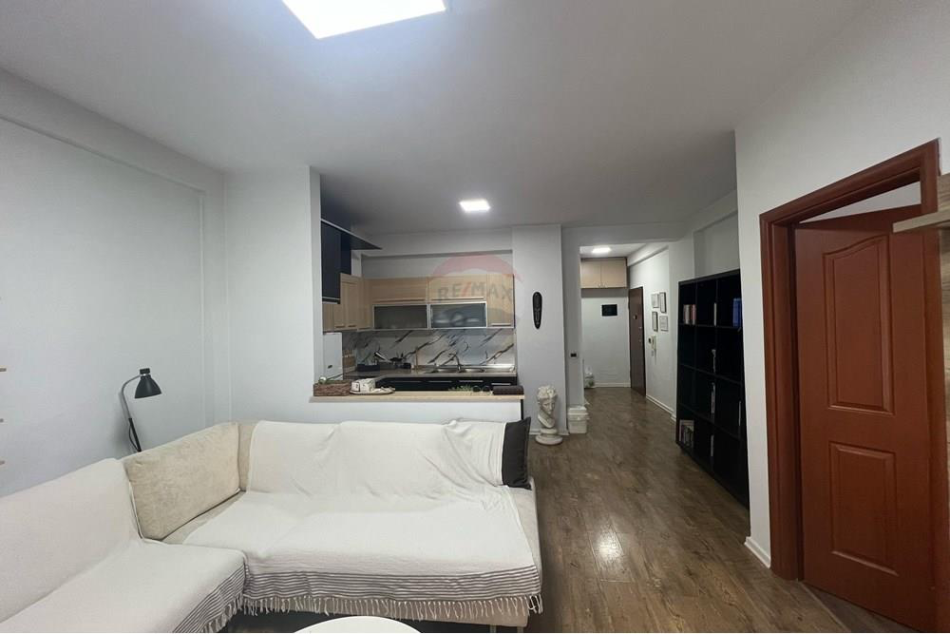 Tirane, jepet me qera apartament 1+1+Ballkon Kati 5, 72 m² 550 € (Vila Gold)