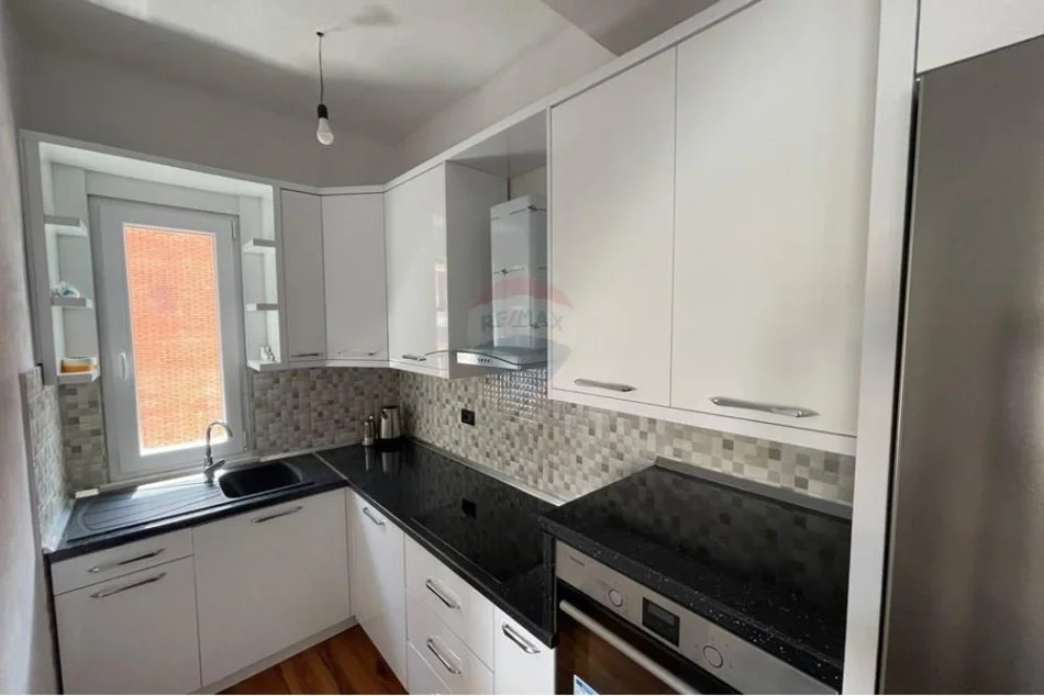 Tirane, jepet me qera apartament 3+1 Kati 3, 90 m² 400 € (Babrru)