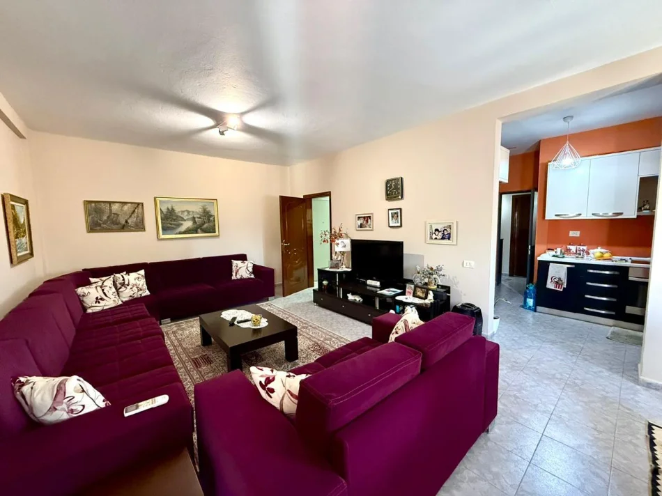Tirane, shes apartament 2+1+Aneks+Ballkon 168.000 € (Prane stacionit te autobuzit te Big Market)