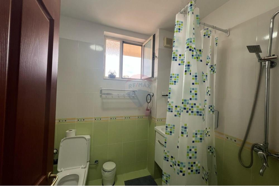 Tirane, jepet me qera apartament 1+1+Ballkon Kati 5, 72 m² 550 € (Vila Gold)