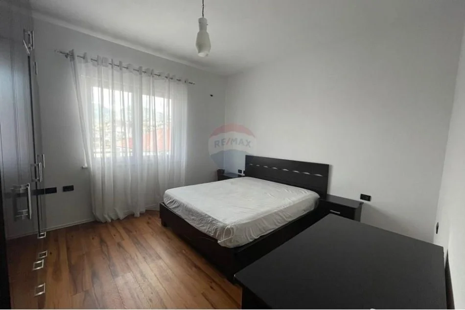 Tirane, jepet me qera apartament 3+1 Kati 3, 90 m² 400 € (Babrru)