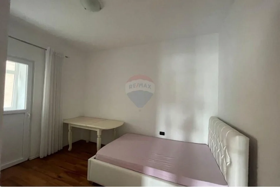 Tirane, jepet me qera apartament 3+1 Kati 3, 90 m² 400 € (Babrru)
