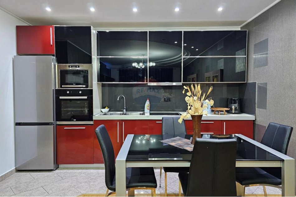 Tirane, jepet me qera apartament 2+1+Ballkon Kati 6, 120 m² 1.000 € (Ambasada Amerikane)