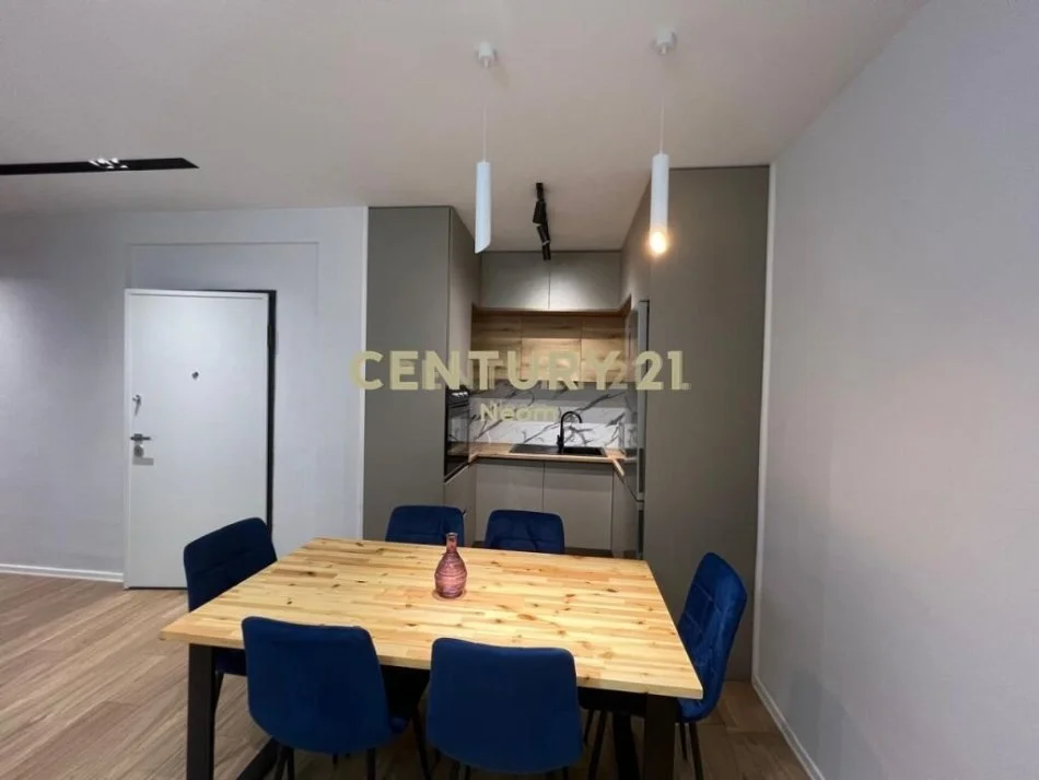 Tirane, jepet me qera apartament 2+1+Aneks+Ballkon Kati 3, 100 m² 900 € 