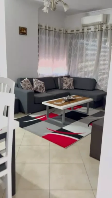 Tirane, jepet me qera apartament 2+1+Ballkon Kati 5, 90 m² 550 € (Yzberisht)