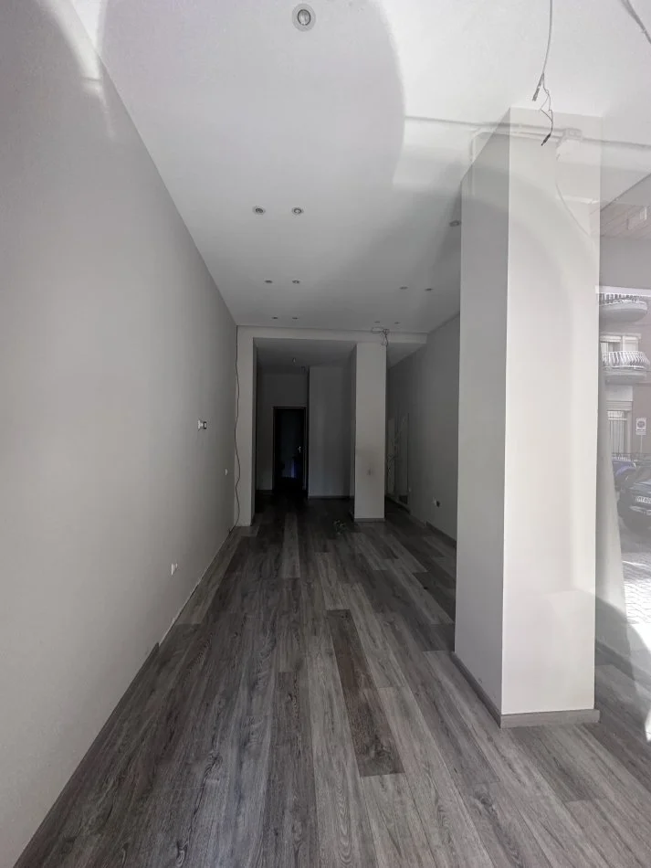 Tirane, jepet me qera dyqan , 35 m² 350 € (Rruga E Kavajes)
