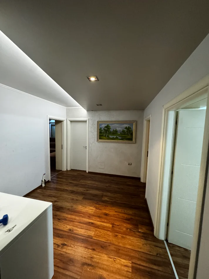 Tirane, jepet me qera apartament 2+1 Kati 2, 1.050 € (Rruga e Kosovareve)