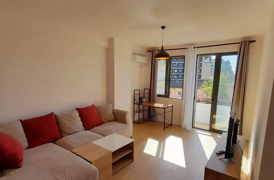 Tirane, jepet me qera 1+1+Ballkon , 590 € 