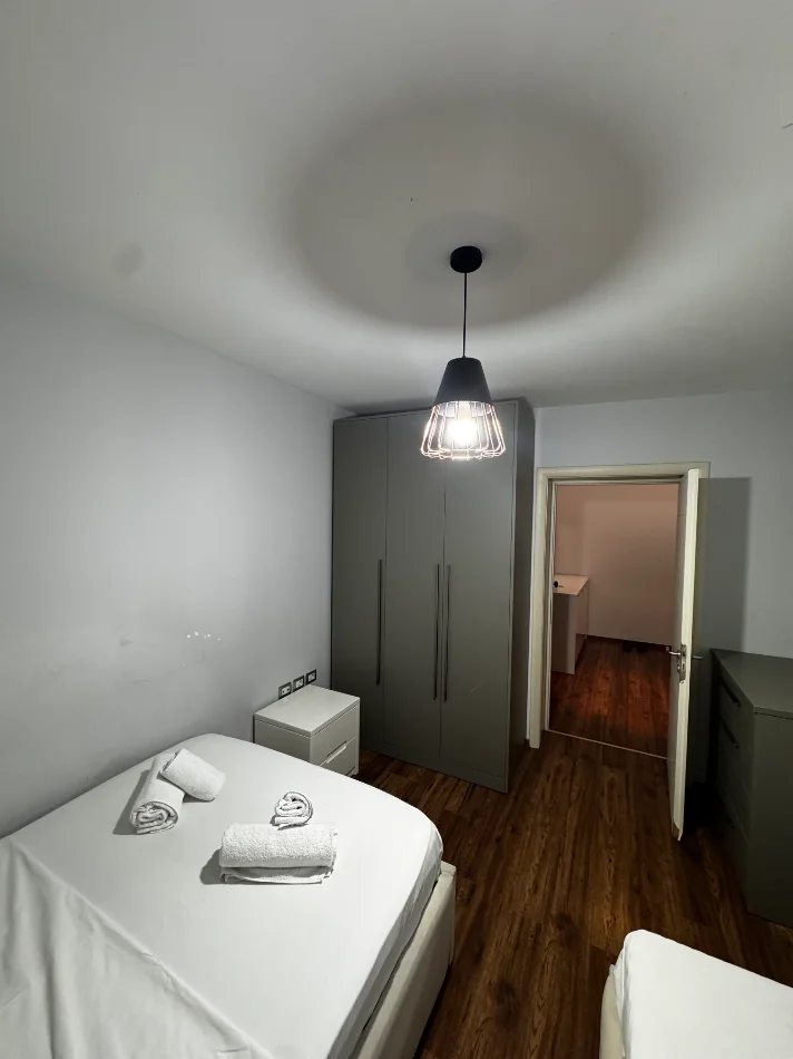 Tirane, jepet me qera apartament 2+1 Kati 2, 1.050 € (Rruga e Kosovareve)