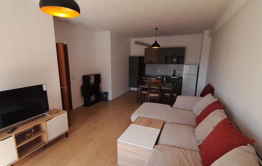 Tirane, jepet me qera 1+1+Ballkon , 590 € 