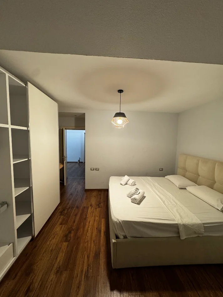 Tirane, jepet me qera apartament 2+1 Kati 2, 1.050 € (Rruga e Kosovareve)