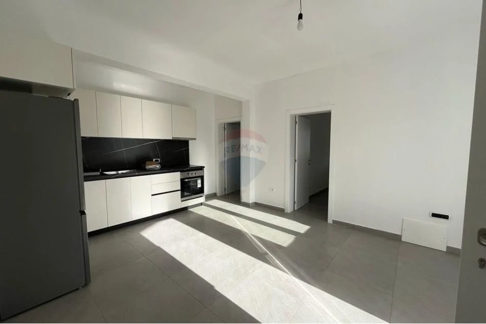 Tirane, jepet me qera apartament 2+1 , 80 m² 250 € (Babrru)
